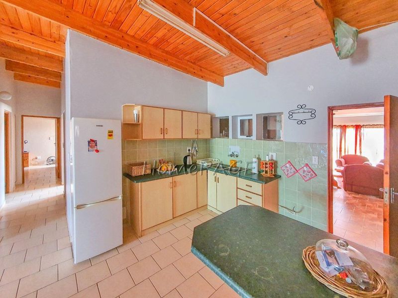 Ext 6, Henties Bay:  3 Bedr Home with 4 Car Garage is for Sale - Photo 8