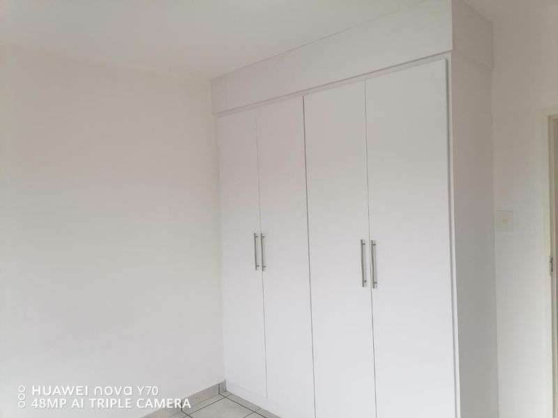 Stylish Two-Bedroom Flat in Sought-After Location - Photo 4