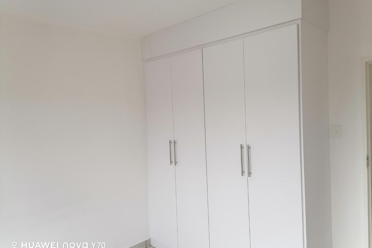 Stylish Two-Bedroom Flat in Sought-After Location - Photo 4