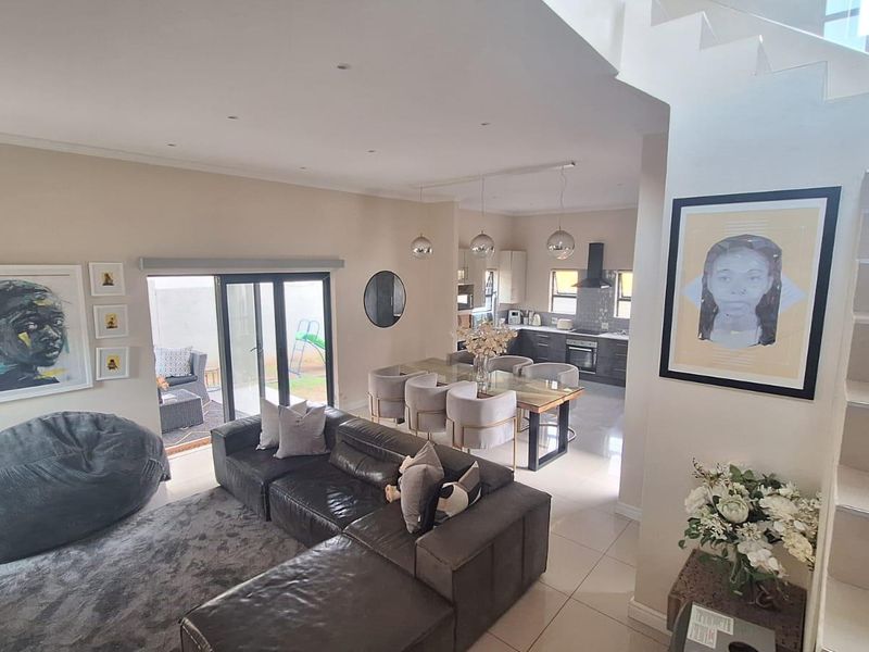 Beautiful, 3-bedroom double-storey home in Ferndale. - Photo 5
