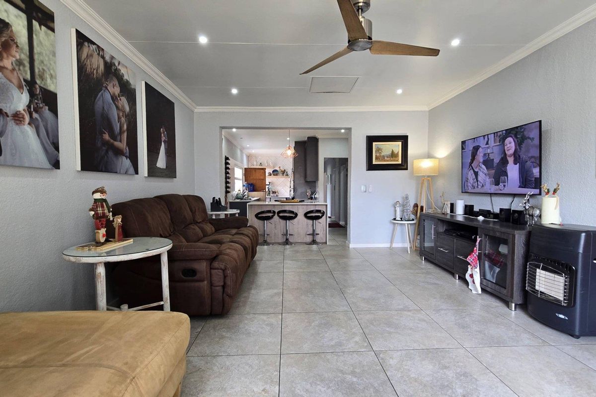 4 Bedroom House for Sale in Verwoerdpark - Photo 5