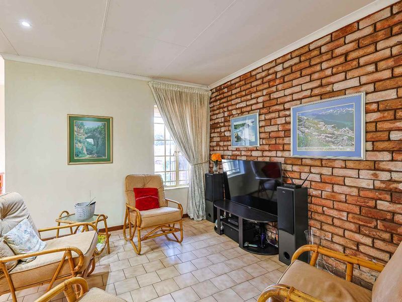 Secure, Off-Grid 4-Bedroom Home – A Rare Find in Faerie Glen - Photo 10