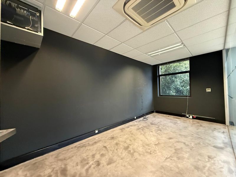 Prime Office Space Available in a Prestigious Building - Photo 9