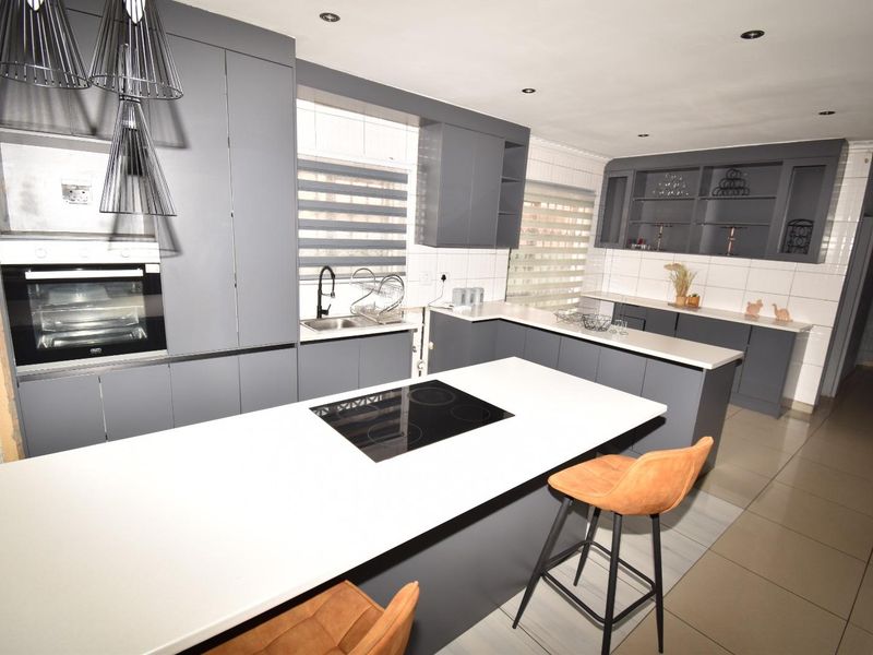 Charming 3-Bedroom Home with Flatlet in Crystal Park - Photo 6
