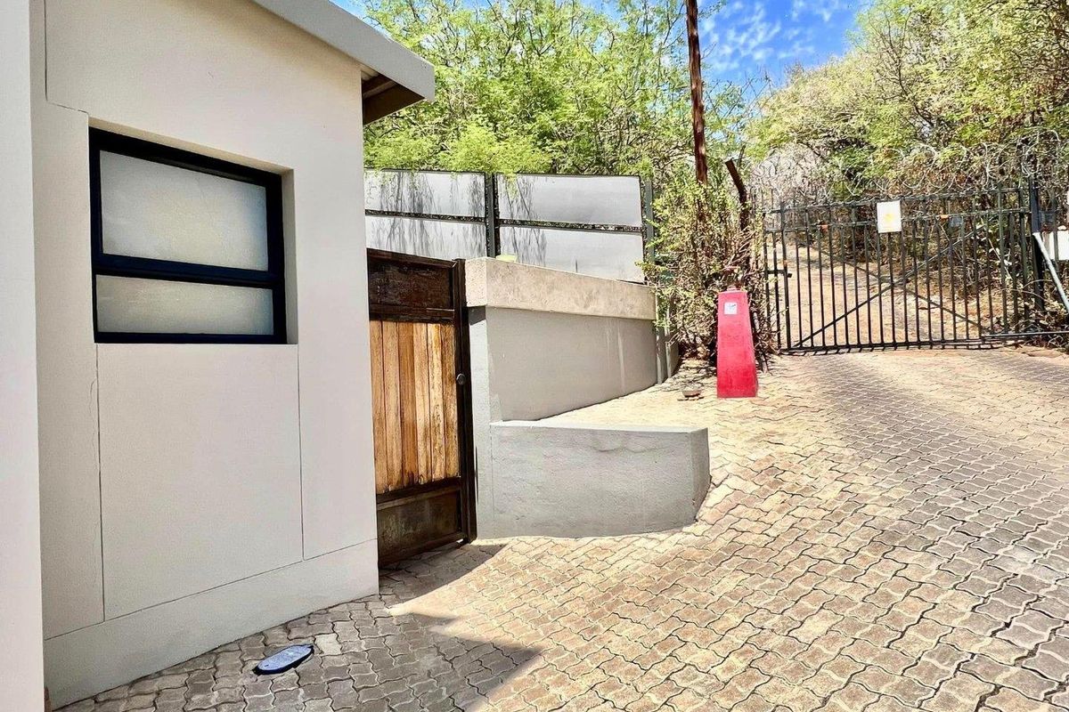 3 Bedroom Townhouse For Sale in Klein Windhoek - Photo 2