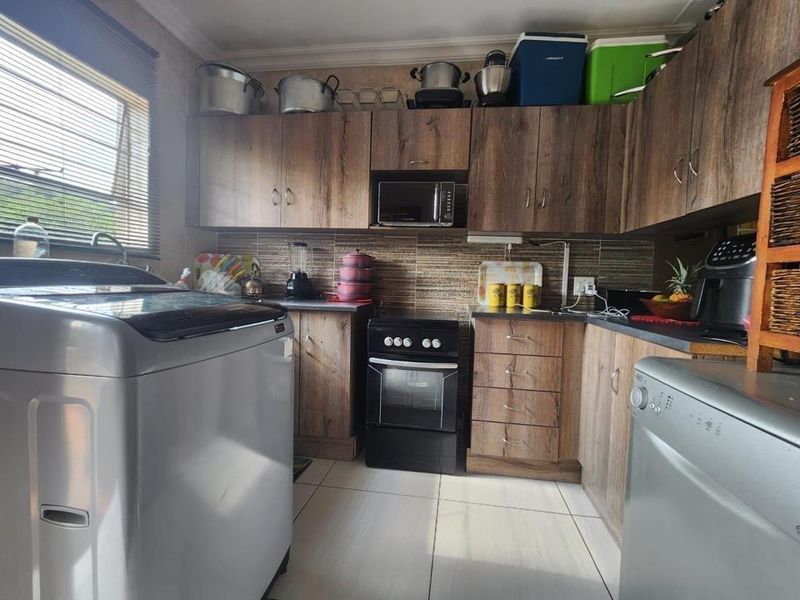 Upstairs 3 bedroom townhouse for Sale - Photo 5