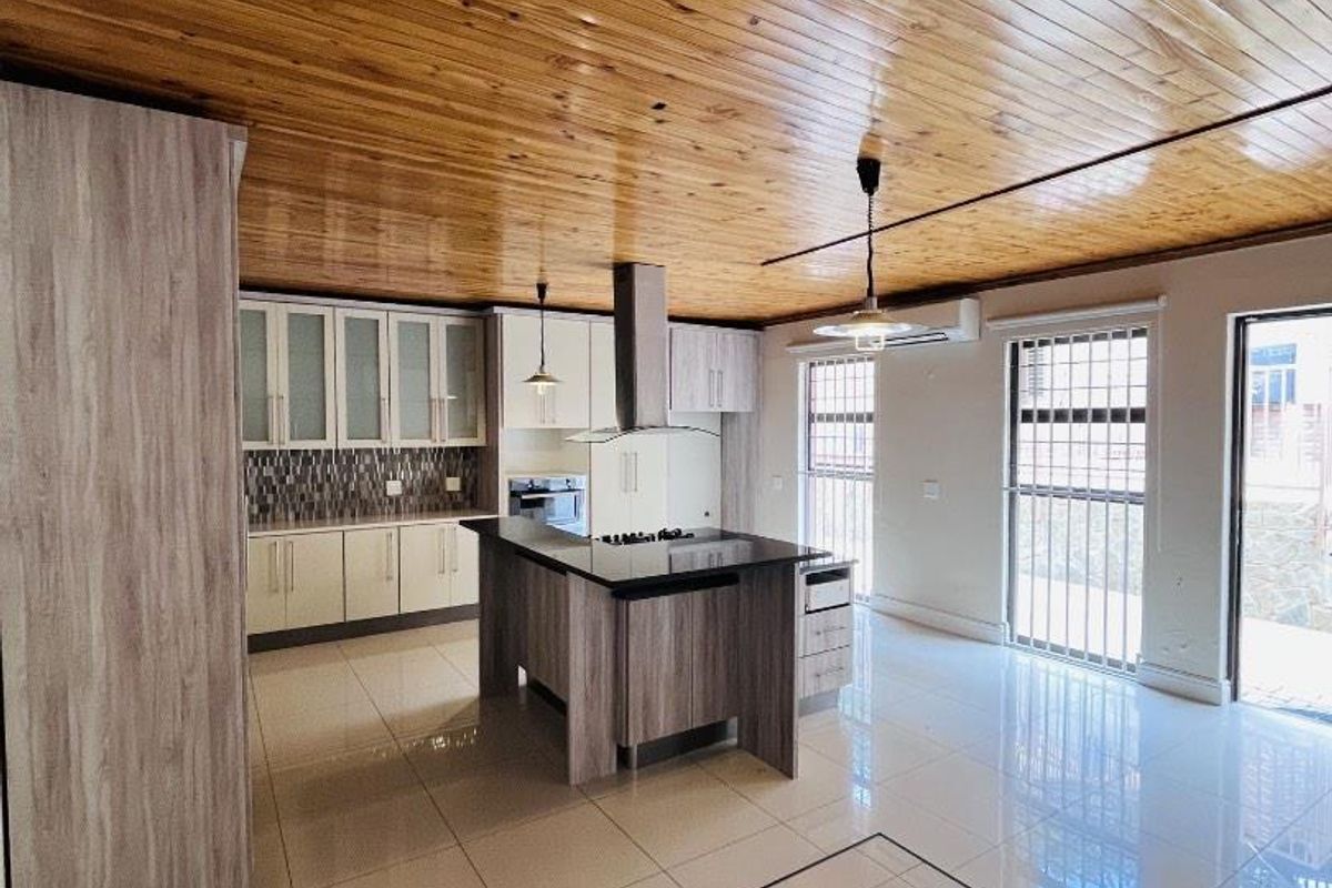 FOR SALE | Spacious Family Home with Flatlet | Eros  N$5,100,000 - Photo 4