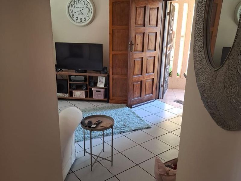 2 Bedroom townhouse in Moreleta Park - Photo 10