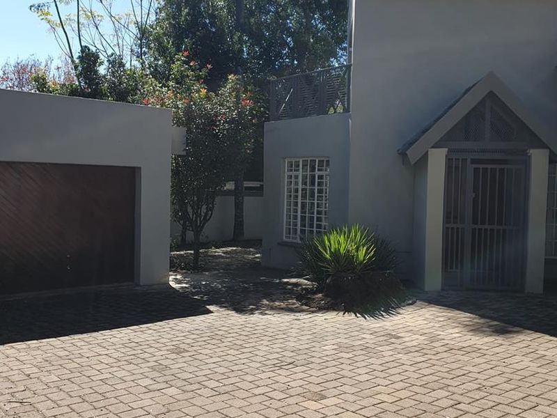 Immediately Available Elegant Family Townhouse in Prestigious Waterkloof - Photo 4