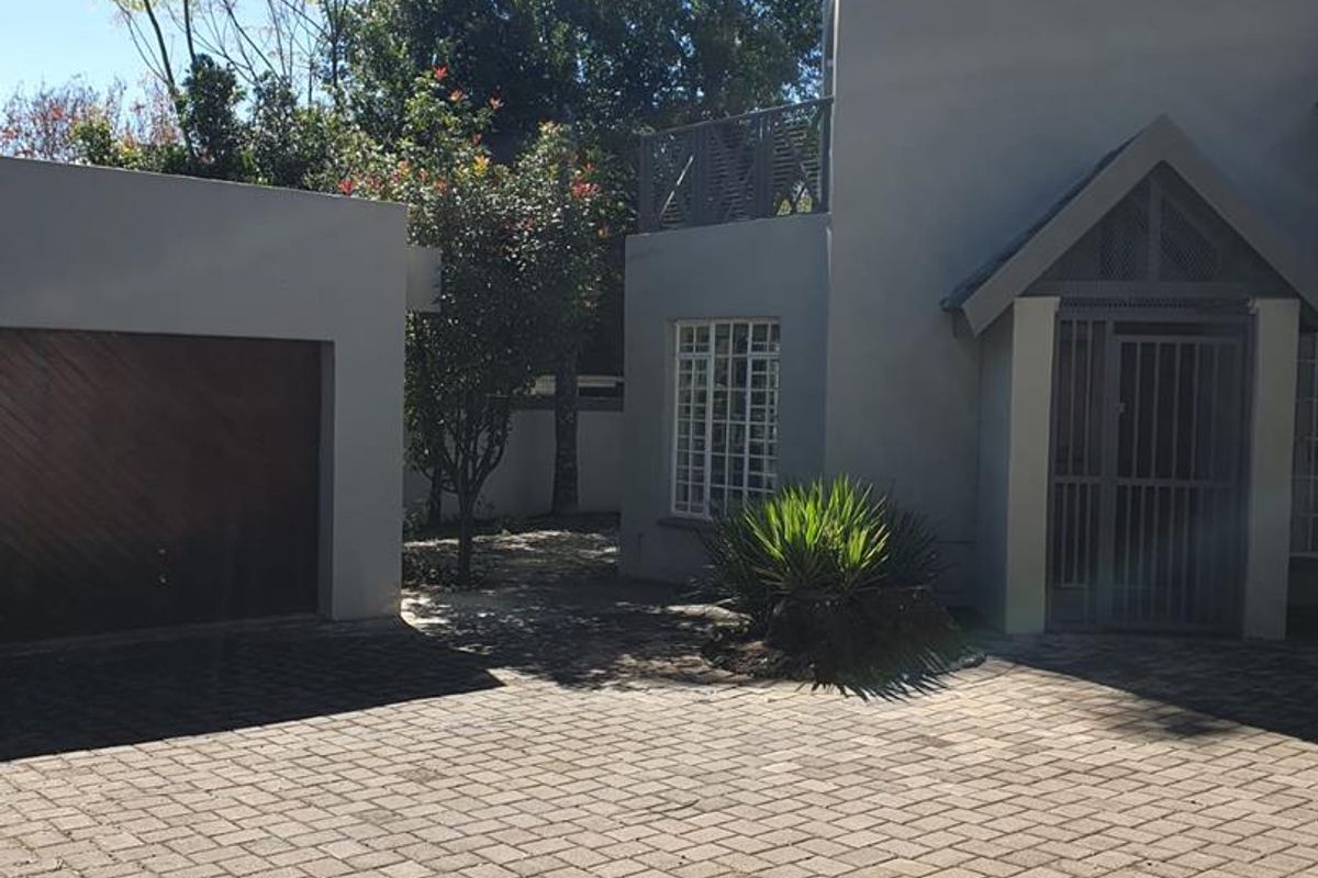 Immediately Available Elegant Family Townhouse in Prestigious Waterkloof - Photo 4