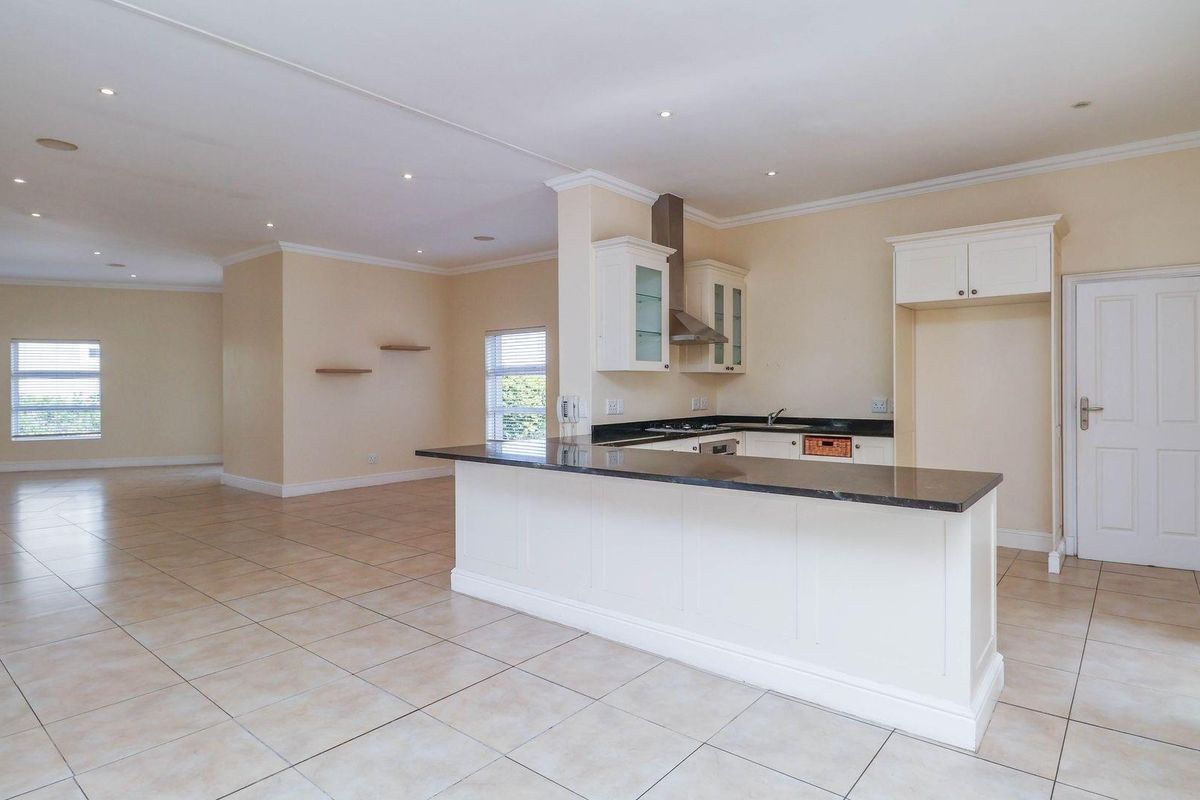 Three bedroom family home in Highlands Estate - Photo 2