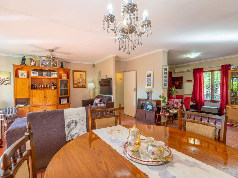 Spacious Family Home with Guest Cottage in Forest Hills - Photo 4