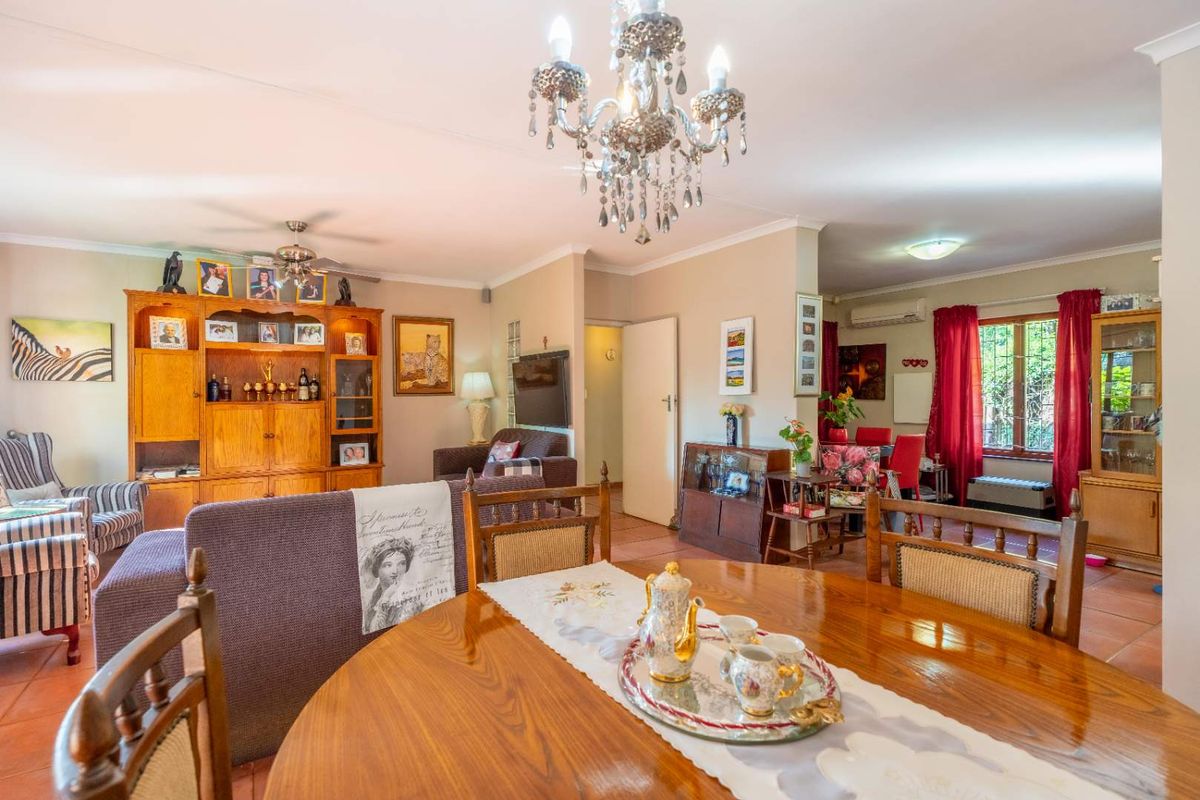 Spacious Family Home with Guest Cottage in Forest Hills - Photo 4