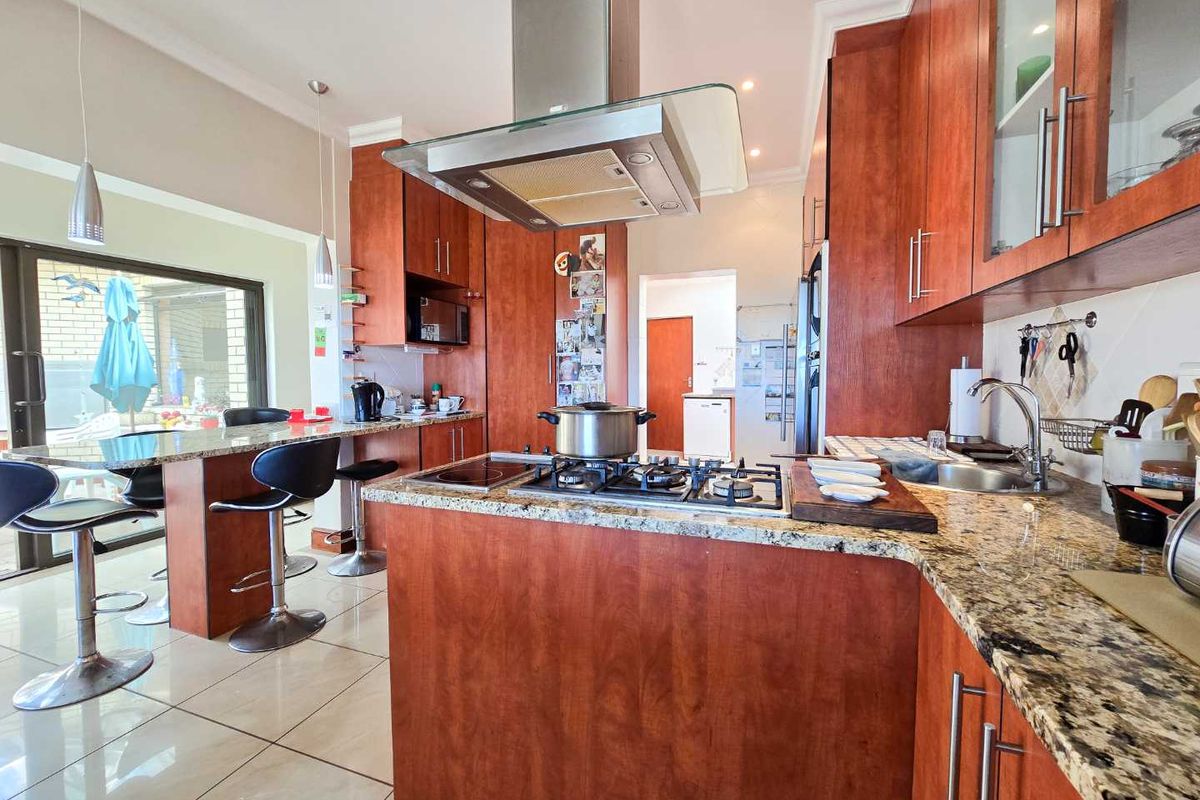 Facebrick family home for sale in Stilbaai-Wes. - Photo 5