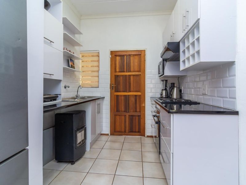 Where Contemporary Design Meets Every day Ease - Photo 4