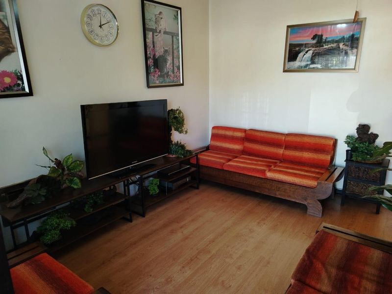 Charming Gem in South Hills - Photo 4