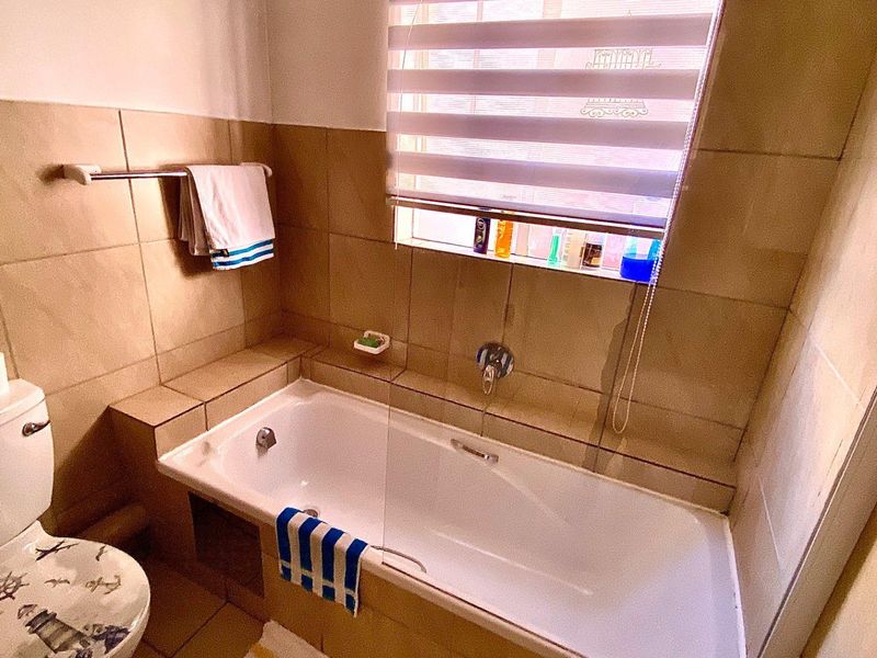 Clean and Modern - Photo 8