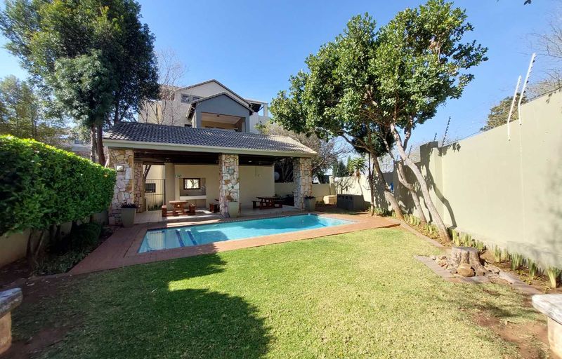 FULLY FURNISHED 2-Bed Executive Apartment in Secure Bryanston Complex