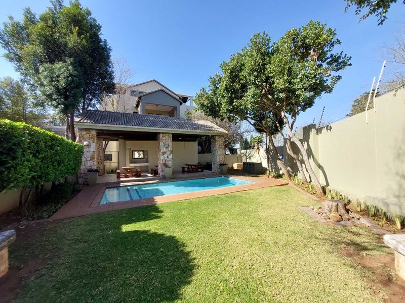 FULLY FURNISHED 2-Bed Executive Apartment in Secure Bryanston Complex - Photo 1