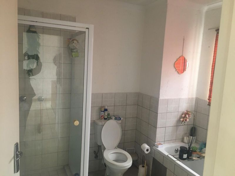 Immaculate apartment with covered parking - Photo 6