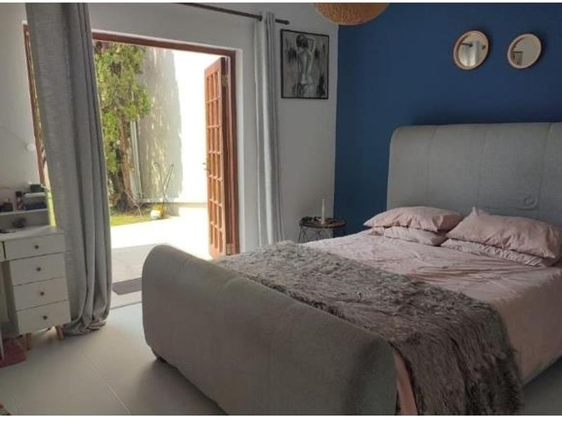 Two Bedroom renovated ground floor apartment with a big garden - Photo 5