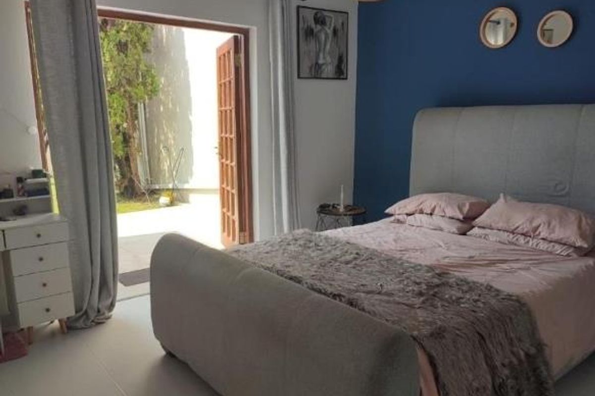 Two Bedroom renovated ground floor apartment with a big garden - Photo 5