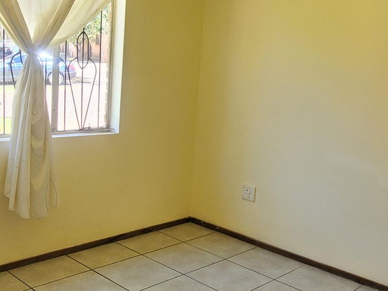 Townhouse For Sale – Perfect for first-time buyers and investors! - Photo 9