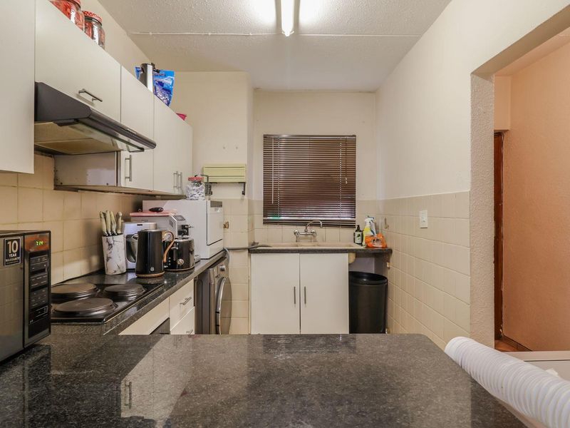 2 Bedroom Townhouse in a Secure Complex with double lock up garages - Photo 9
