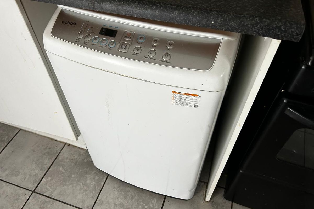 Two bedroom upstairs unit - Photo 5