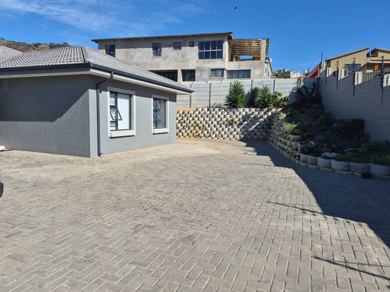 Charming 4-Bedroom Duet in Island View, Mossel Bay - Photo 5