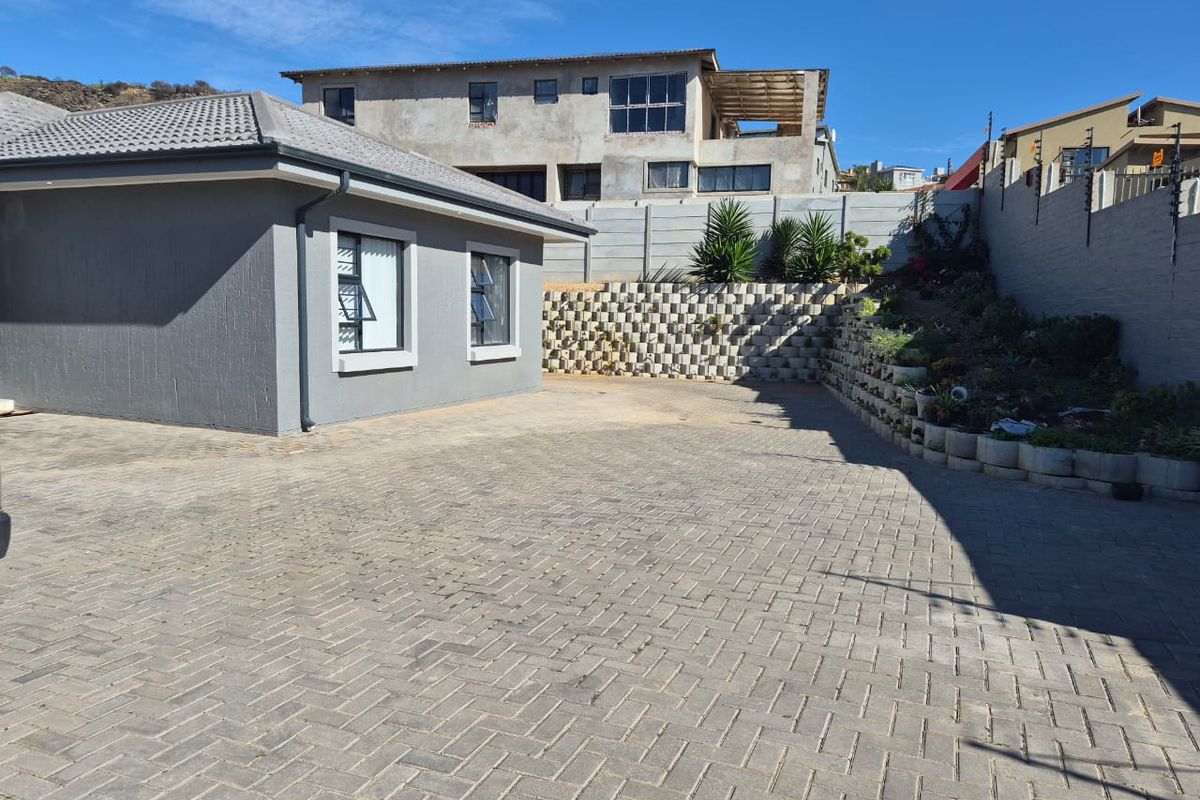 Charming 4-Bedroom Duet in Island View, Mossel Bay - Photo 5