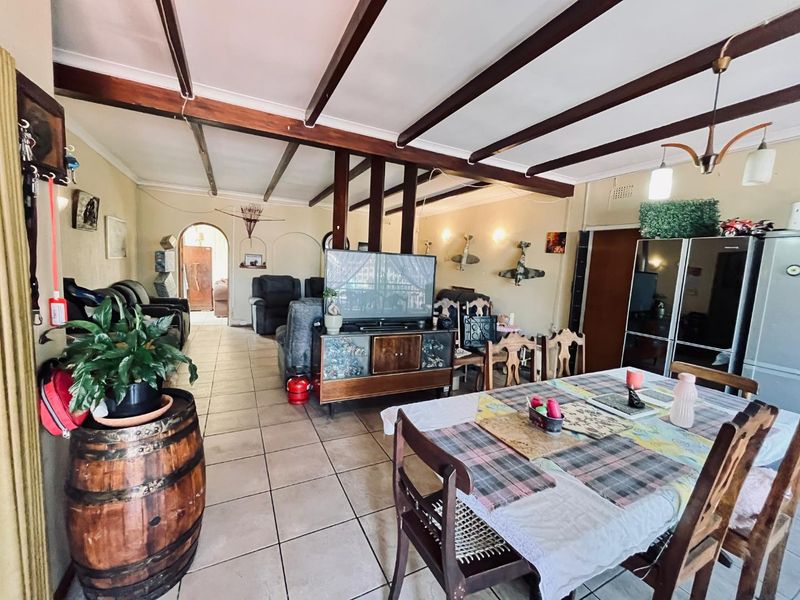 Spacious 5-Bed Home with Multiple En Suites & Garden - Photo 4