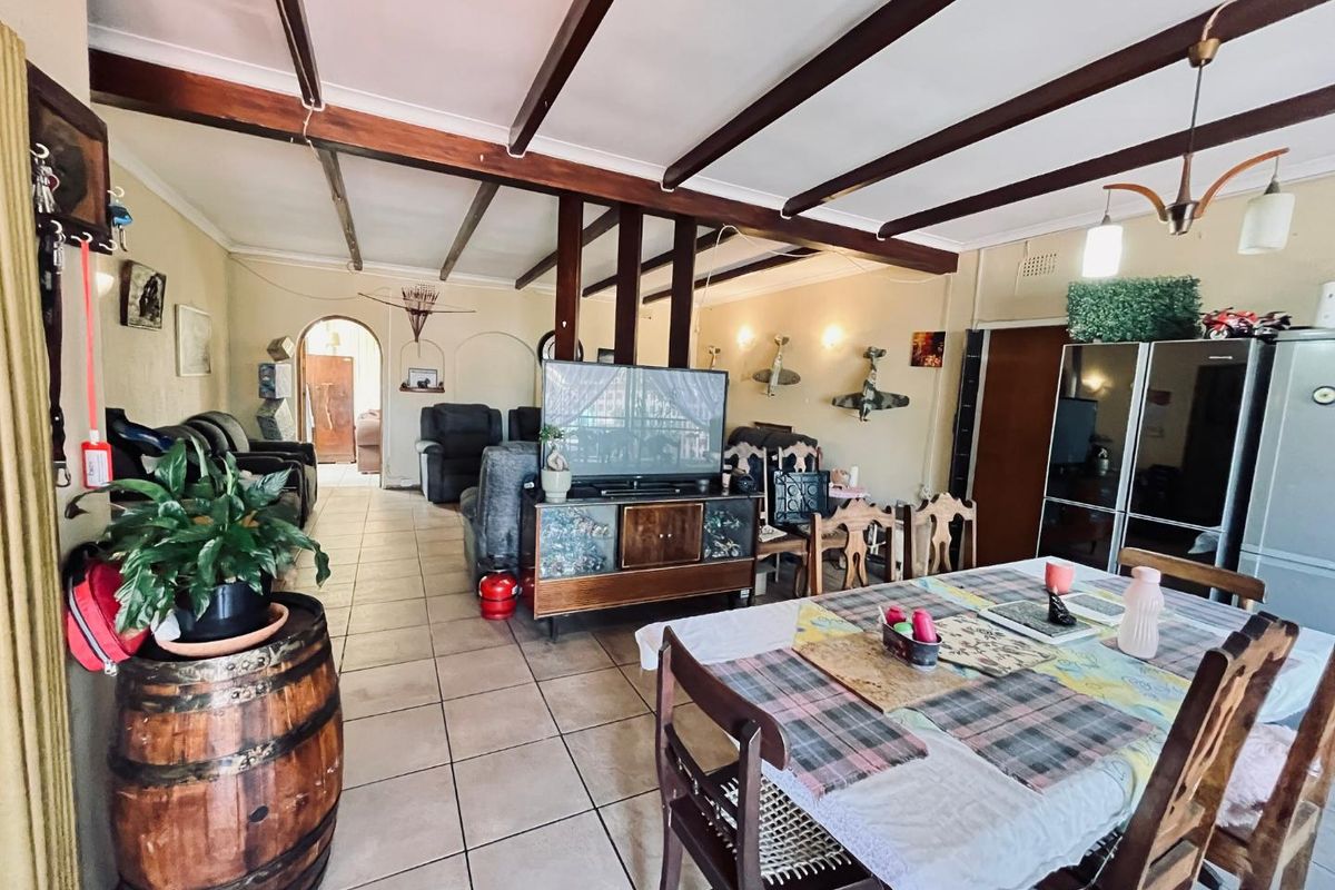 Spacious 5-Bed Home with Multiple En Suites & Garden - Photo 4