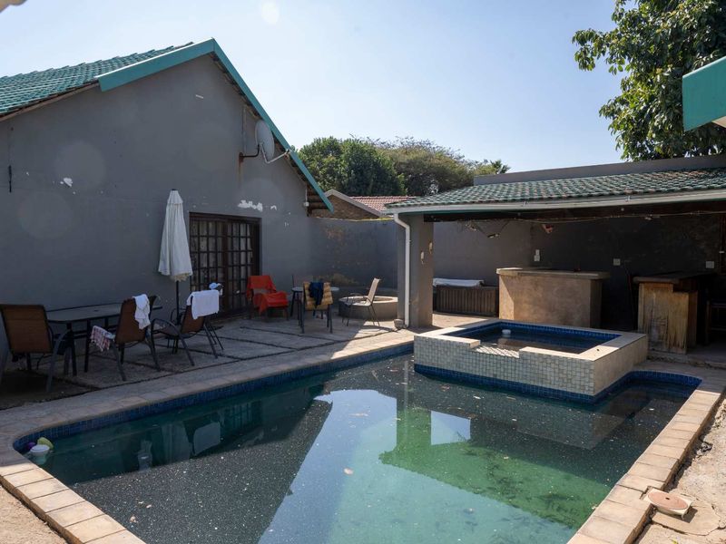 Spacious Haven 4-Bed Home with Pool, Flatlets & 6 Garages - Photo 3