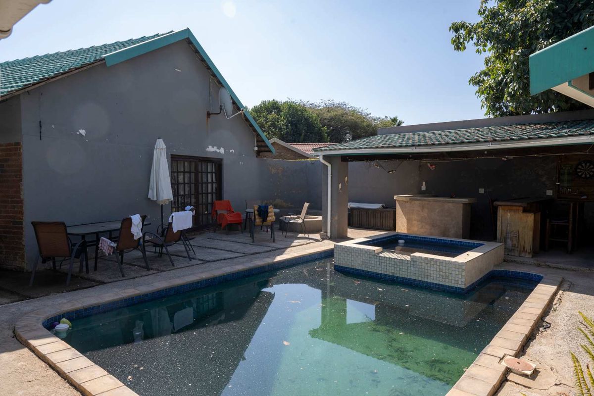 Spacious Haven 4-Bed Home with Pool, Flatlets & 6 Garages - Photo 3