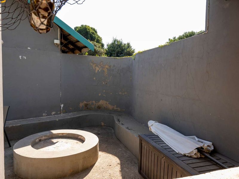 Spacious Haven 4-Bed Home with Pool, Flatlets & 6 Garages - Photo 5