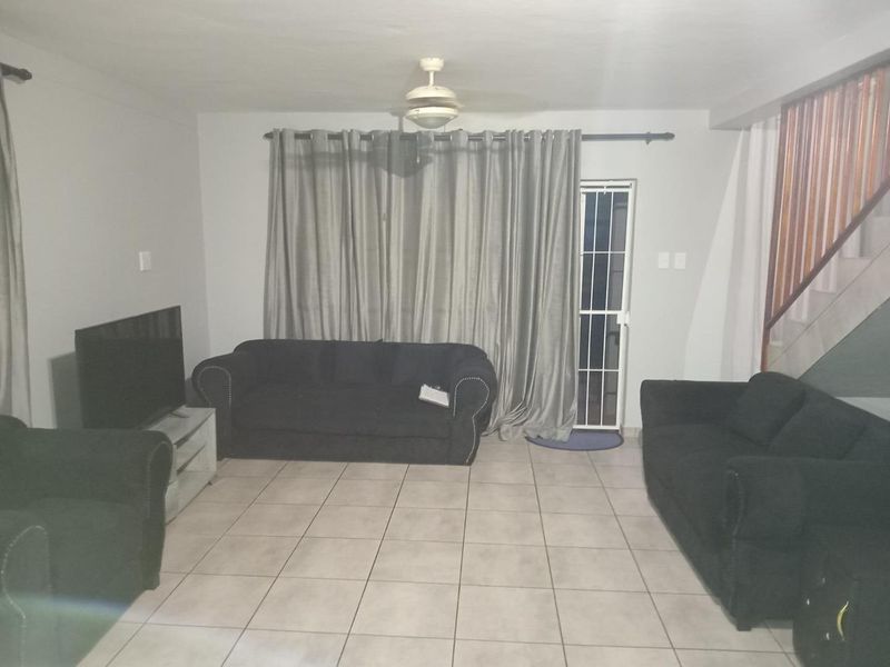 Step into this spacious and well-maintained 3-bedroom duplex, offering a perfect blend of comfort, functionality, and modern finishes. - Photo 3