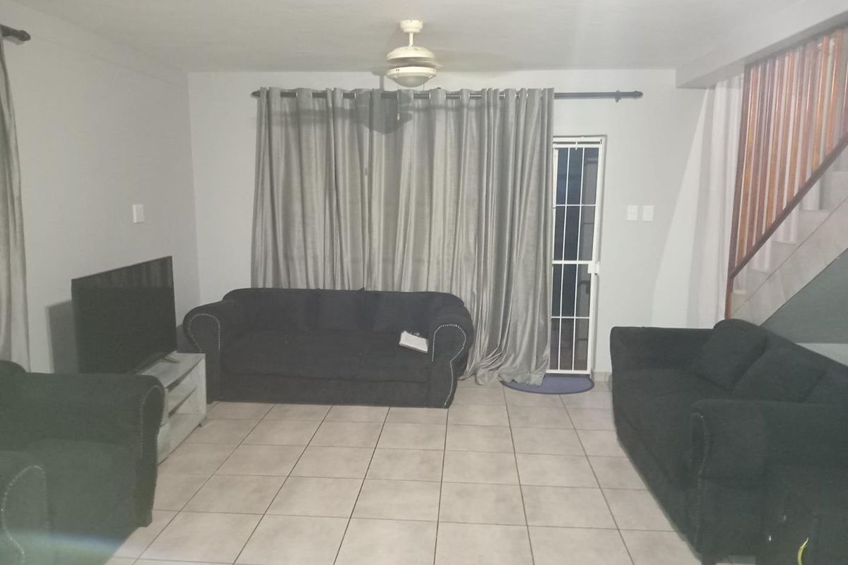 Step into this spacious and well-maintained 3-bedroom duplex, offering a perfect blend of comfort, functionality, and modern finishes. - Photo 3