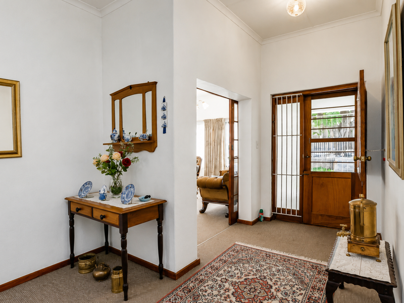 Dual living located in a quiet Cul-de-sac - Photo 3