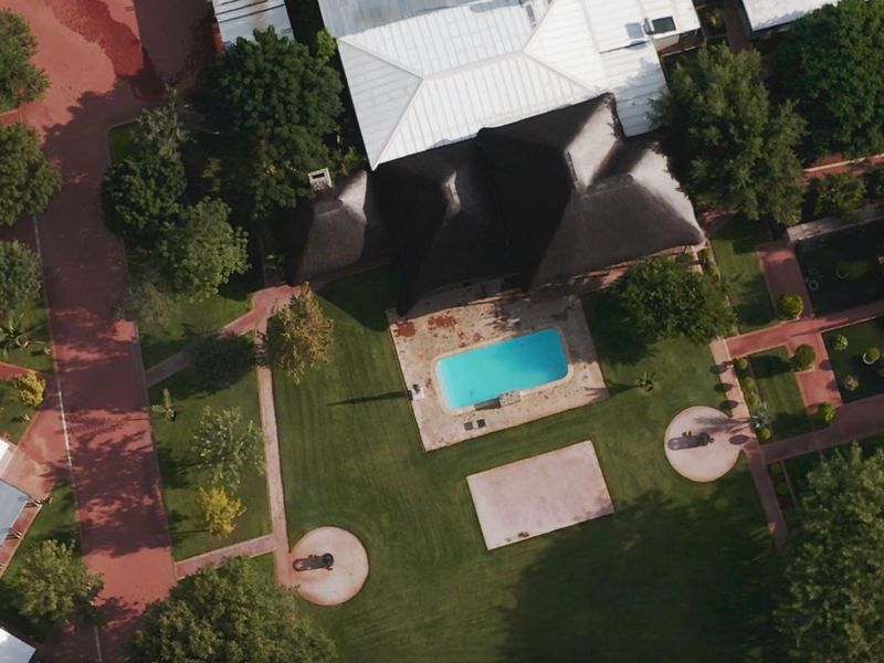 Stunning Lodge next to Etosha National Park - Photo 4