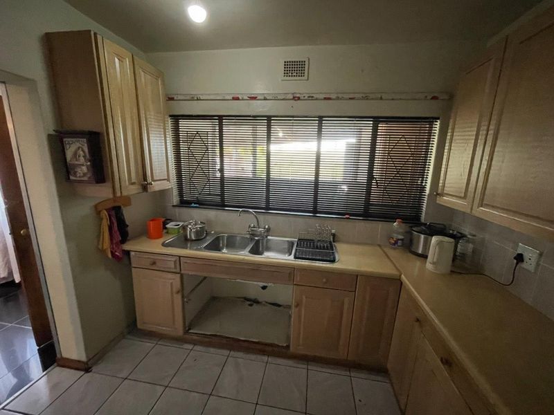 Charming 3-Bedroom Apartment in a Secure Complex - Photo 3