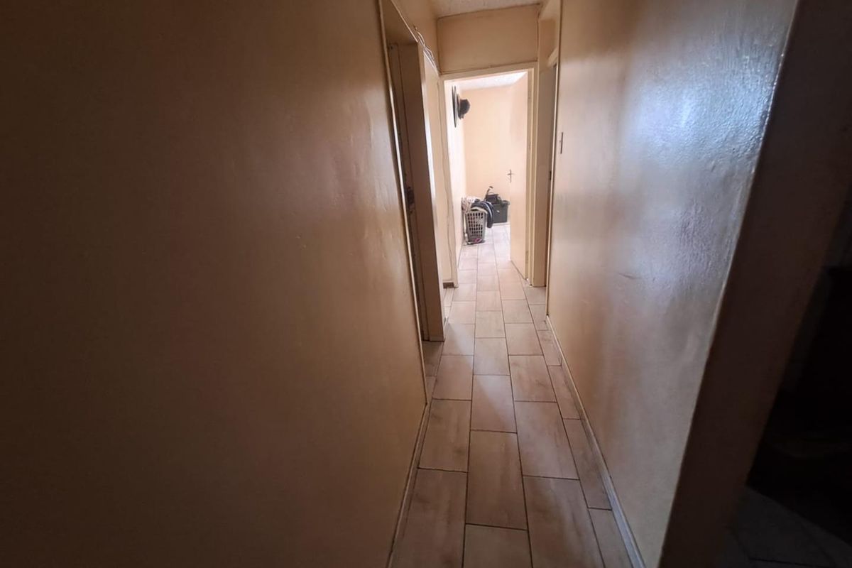 2 Bedroom Flat for sale - Photo 4