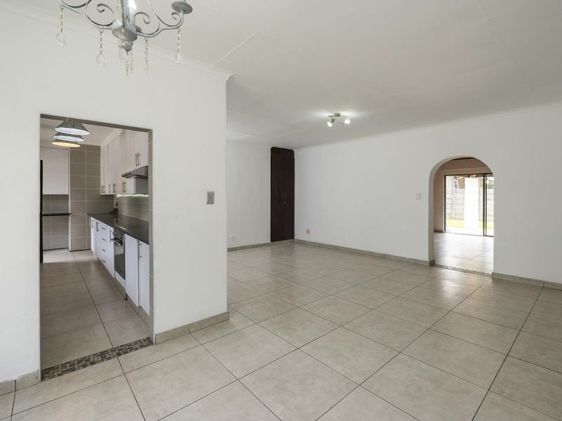 URGENT SALE.  Immaculate 3 bedroomed home with a exquisite spacious 2 bedroomed Flat/Second dwelling - Photo 6