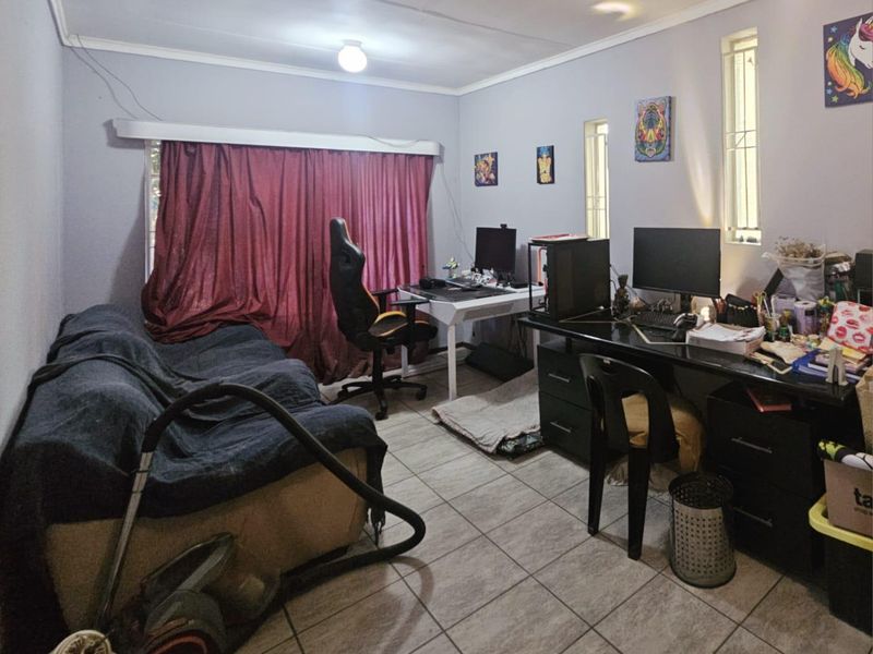 **Charming 3-Bedroom Home in Prime Location** - Photo 7