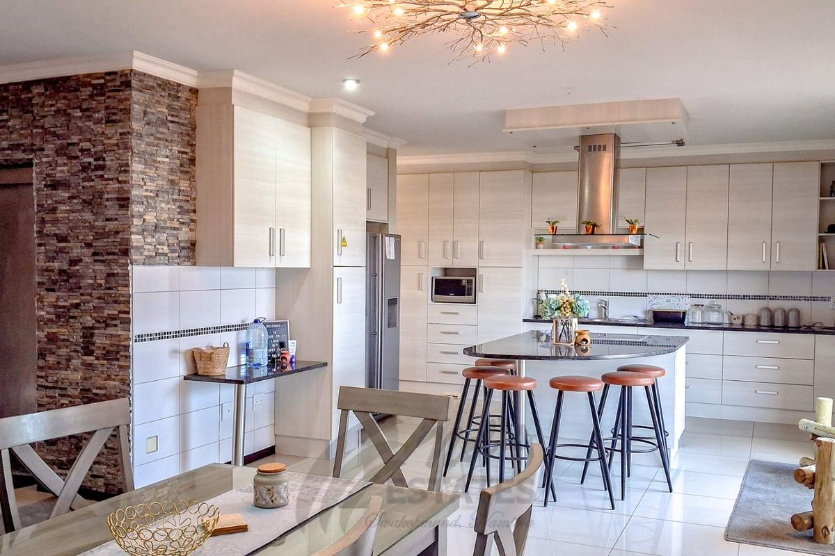 Penthouse For Sale in Central Vineta, Swakopmund - Photo 2