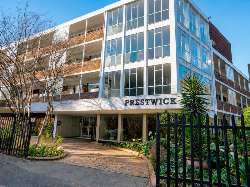 2 bedroom apartment in Illovo - Photo 1