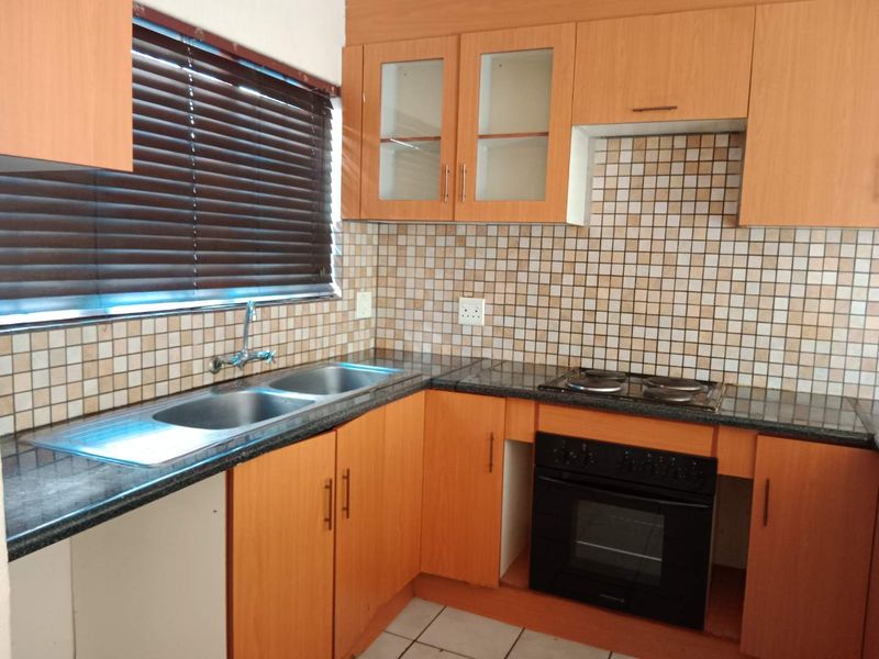 Spacious Two-Bedroom Two-Bathroom simplex To Let - Photo 6