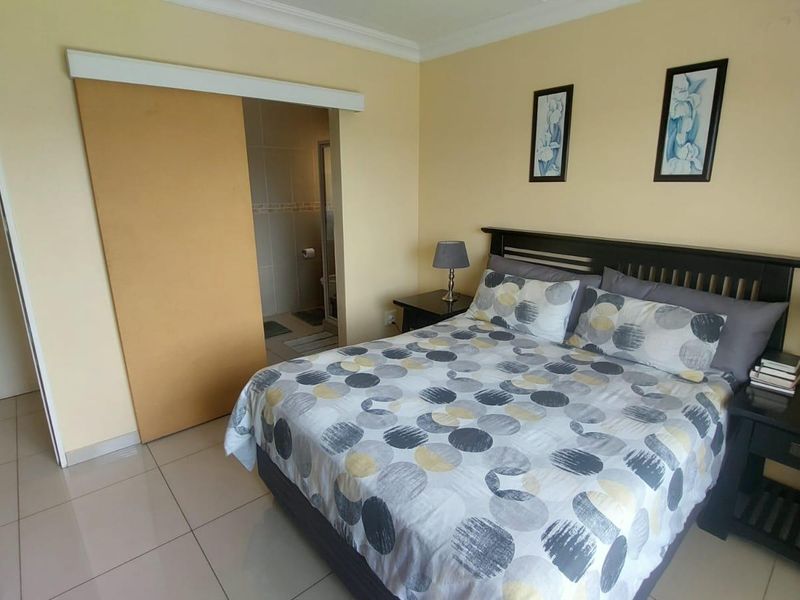 Ground Floor Comfort: 3 Bedrooms, Modern Bath, Scenic Views! - Photo 9