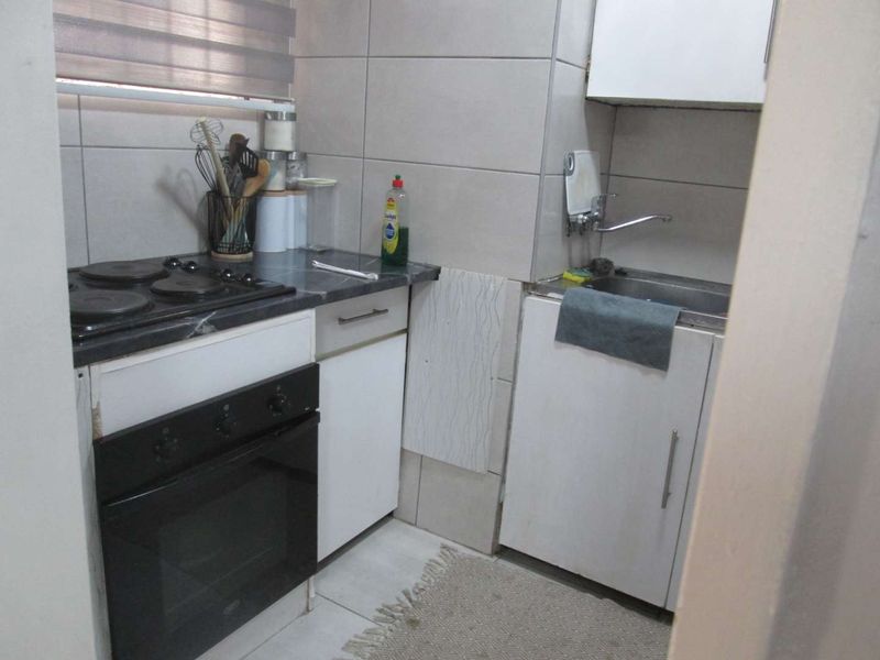 A VERY UNIQUE BEAUTIFUL {1} ONE BEDROOM APARTMENT FOR SALE IN PRETORI CENTRAL BARGAIN - Photo 6