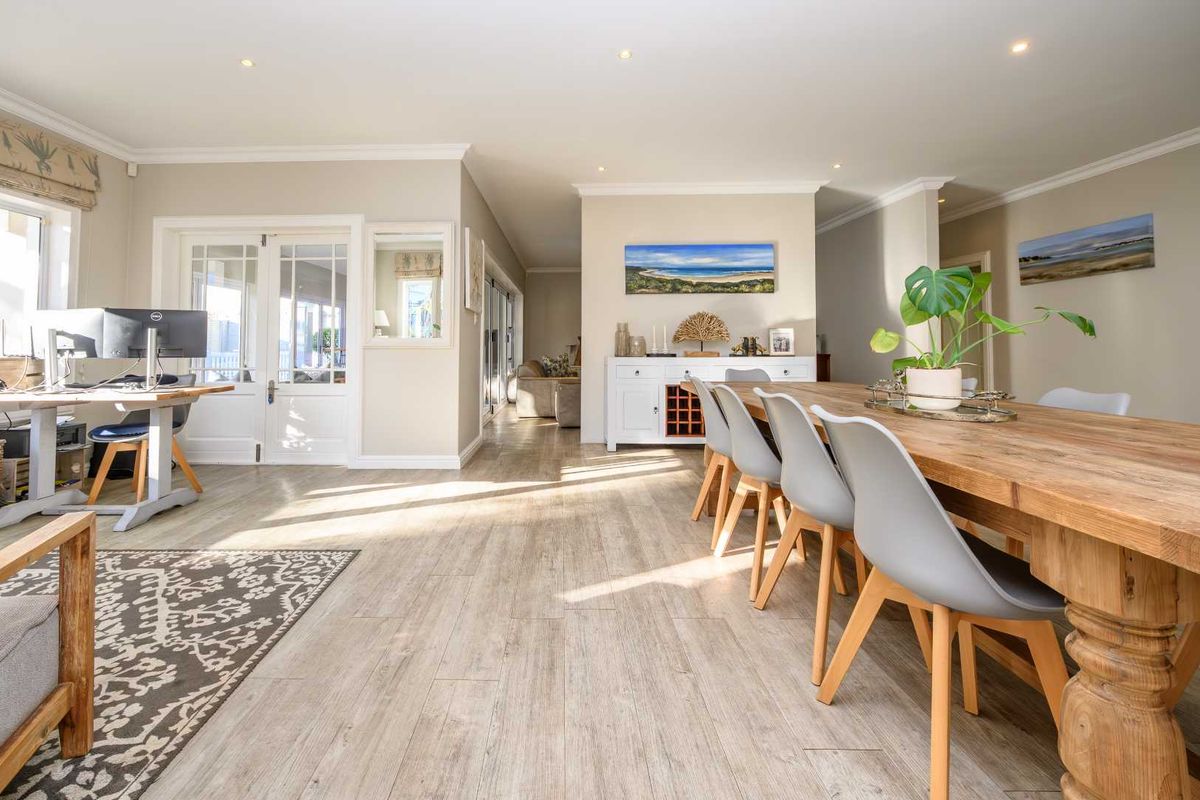 JUST MOVE IN | SECURE FAMILY HOME IN SOUGHT-AFTER SHORT ROAD, WALMER - Photo 4